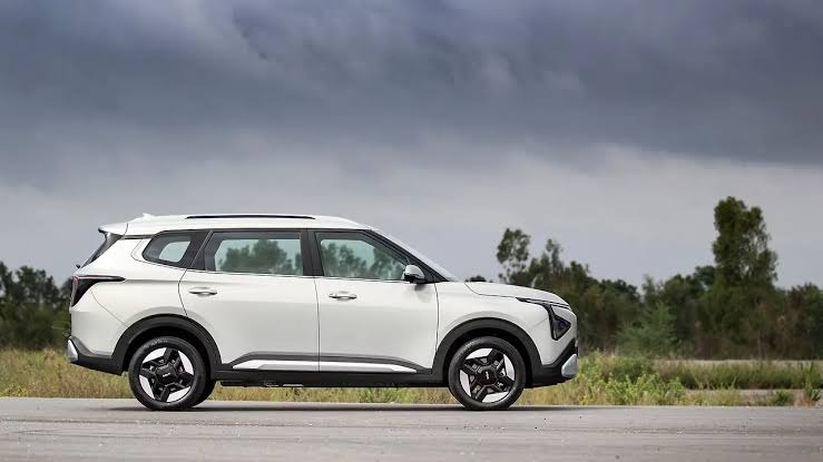 Kia Carens Clavis EV provides benefits reaching as high as Rs 1.8 lakh in July 2026. Featured Image
